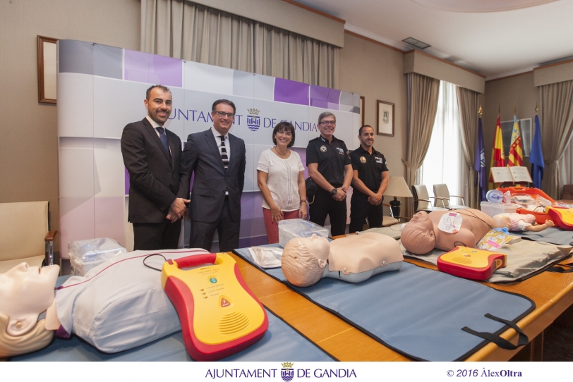 CaixaBank subvenciona material de RCP para la Policía Local de Gandia