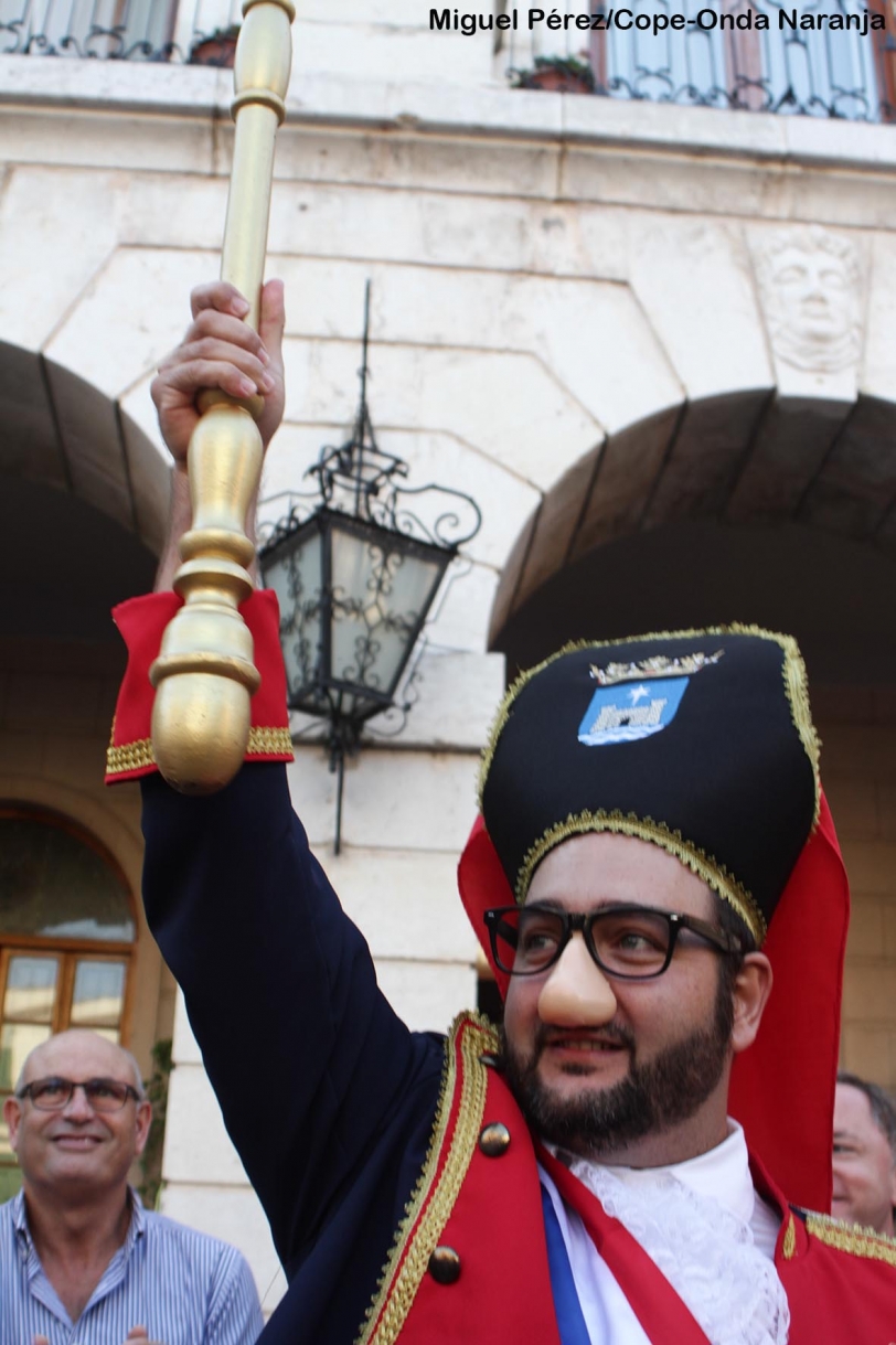 El Tio de la Porra cumple la tradición de anunciar la Fira de Gandia