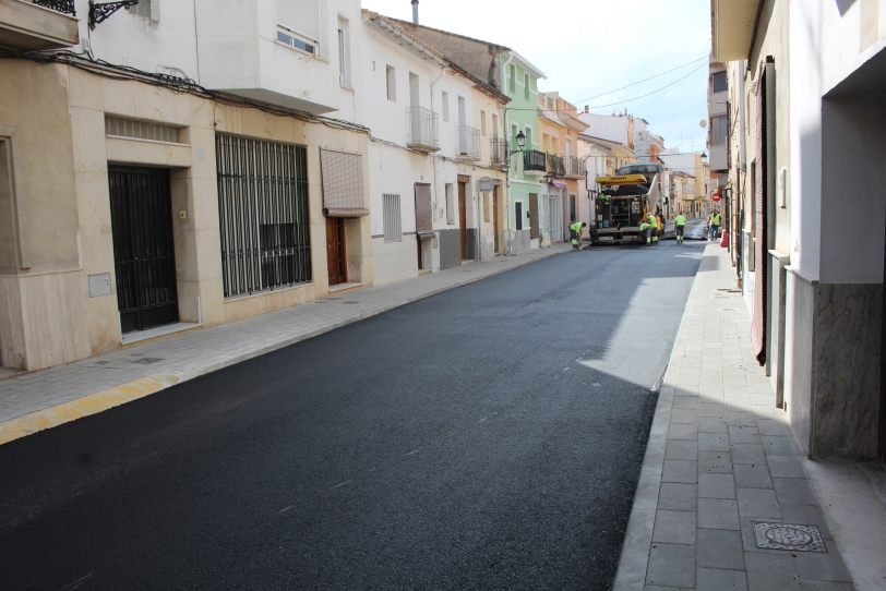 Xeraco estrena el reasfaltado de la calle Gandia con una partida de pilota