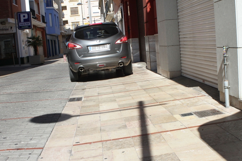 La falta de pivotes fijos permite aparcar en la calle Cavanilles de Gandia