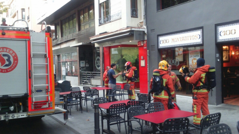 Un incendio moviliza a Bomberos y Policía en pleno paseo de las  Germanias