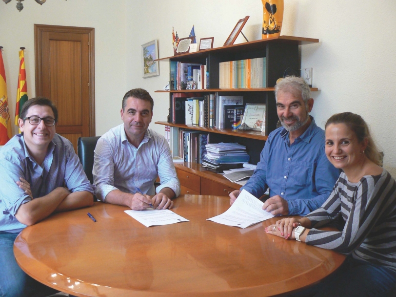 Oliva firma el convenio de colaboración con los Moros y Cristianos 2016