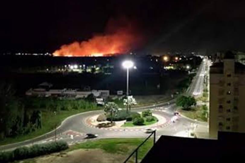 Un incendio en el marjal de Gandia-Xeresa moviliza Bomberos y Policía