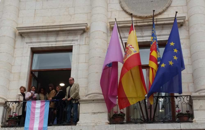 Gandia iza la bandera Trans por la lucha y dignidad de transexuales