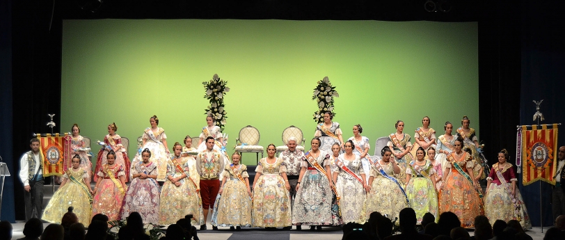 La Falla de Beniopa presenta a sus reinas de 2017 y nuevos estandartes