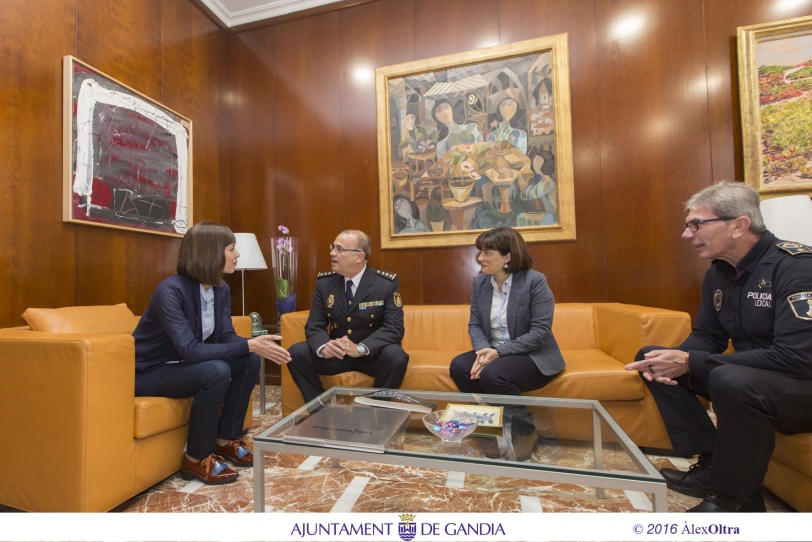 La alcaldesa de Gandia recibe al nuevo Comisario de Policía, Ángel Alcázar
