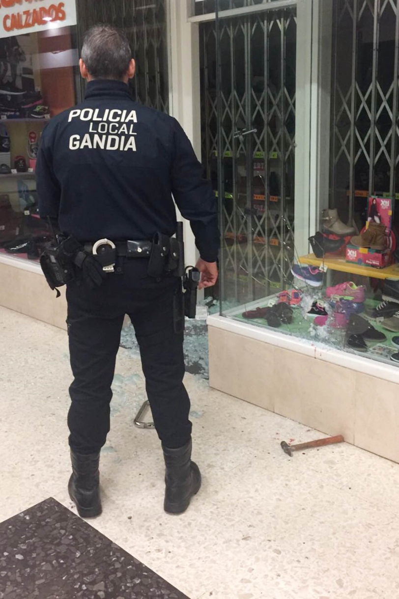 La Policía Local detiene a un ladrón en pleno pasaje Lombard de Gandia