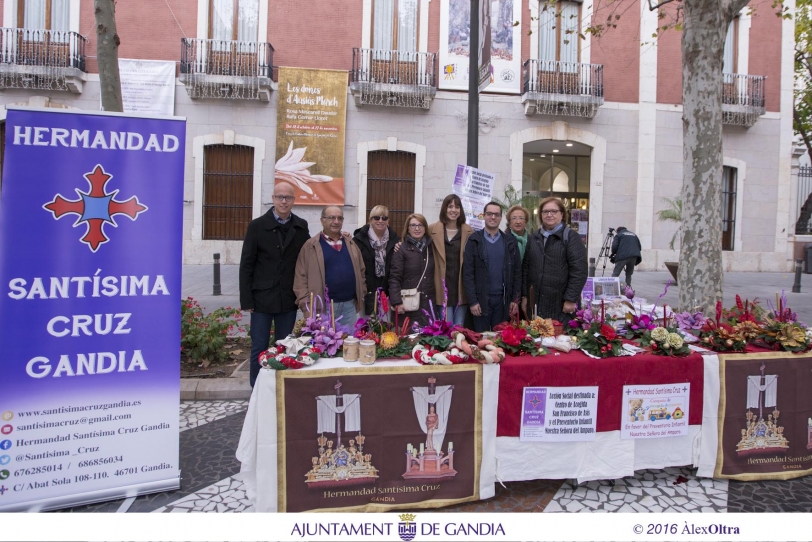 La Hermandad de la Cruz en Gandia recauda fondos para una silla ergonómica