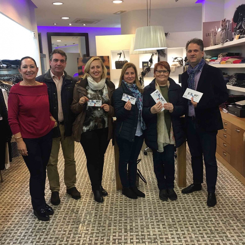 La asociación de Comerciantes de Oliva entrega los 50 eurACCOs de premio