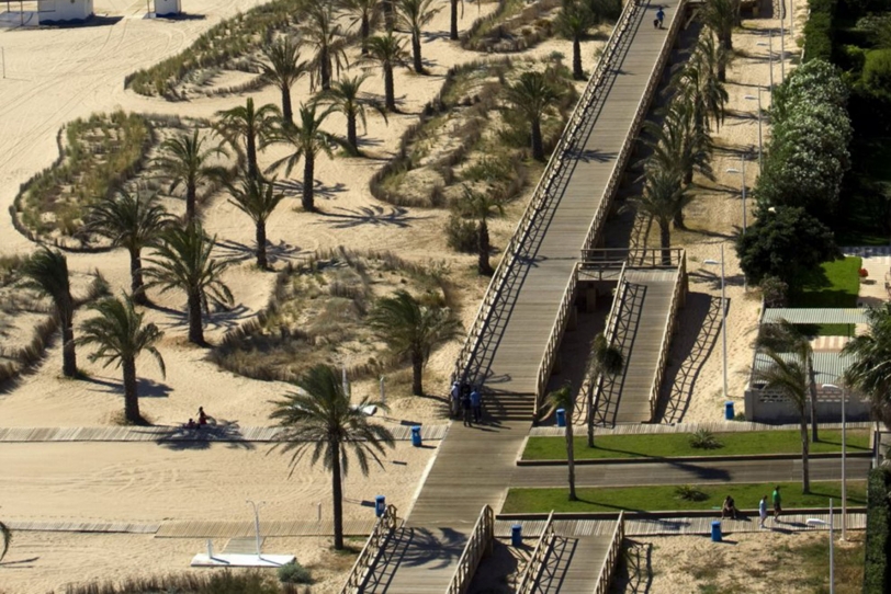Diputació concede 125.000 euros para restaurar la pasarela de la playa