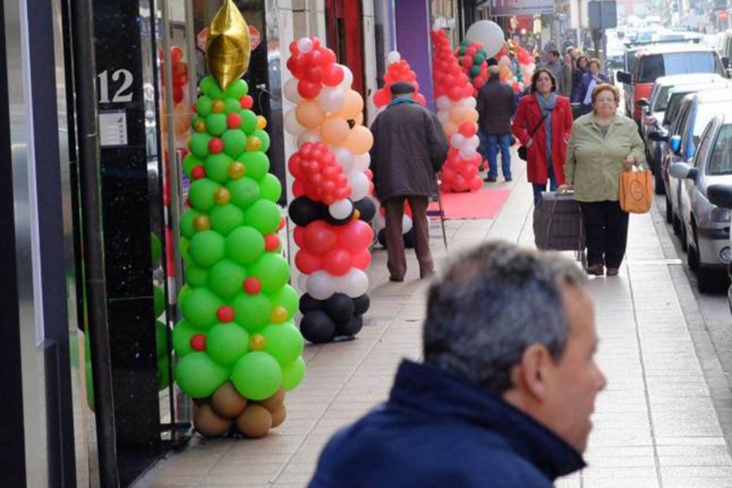 Roban árboles de Navidad de decoración en comercios de Roís de Corella