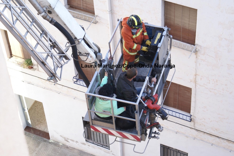 Dos personas atendidas tras el derrumbe de parte de una terraza en Gandia