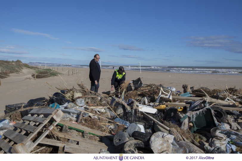 Gandia limpia la playa del Auir de los restos del temporal de diciembre