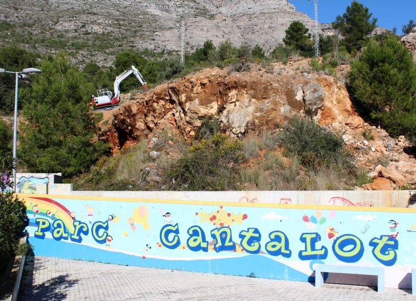 Tavernes pone en marcha los trabajos de demolición de la roca en el Cantalot