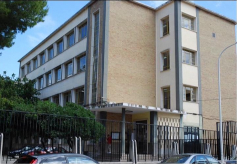 Alumnos del Mª Enríquez de Gandia se manifiestan por la falta de un profesor