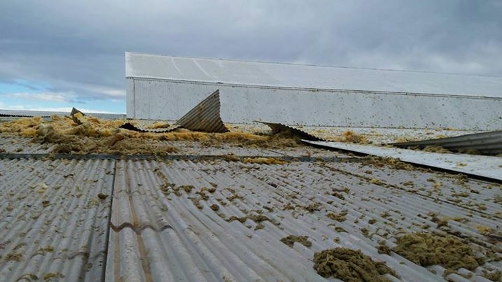 Oliva cierra el polideportivo municipal por los destrozos del viento