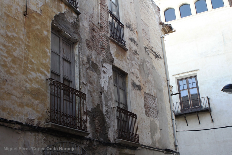 Gandia protege la fachada de un edificio mientras permite que se caiga