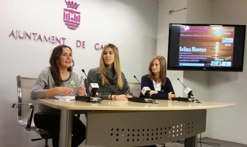 Gandia celebra la quinta edición de las 12 horas nadando contra el cáncer