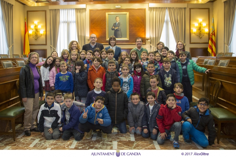 Alumnos del colegio Joan XXIII visitan el Salón de plenos de Gandia