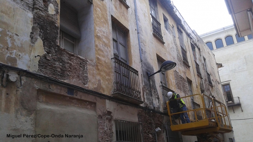 Reparan la fachada del edificio en ruinas que está protegido frente al Palau