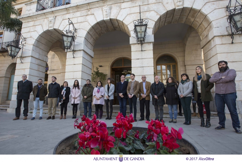 Gandia y Tavernes se suman al minuto de silencio por la violencia machista