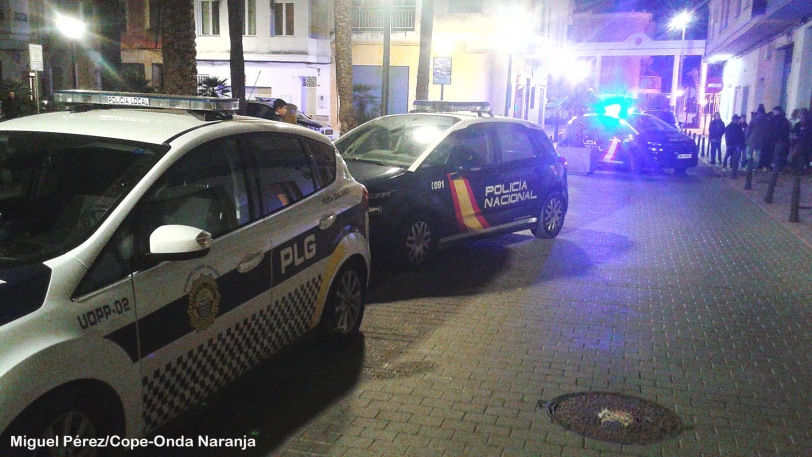 Cinco coches de Policía ante un nuevo aviso de violencia de género en Gandia