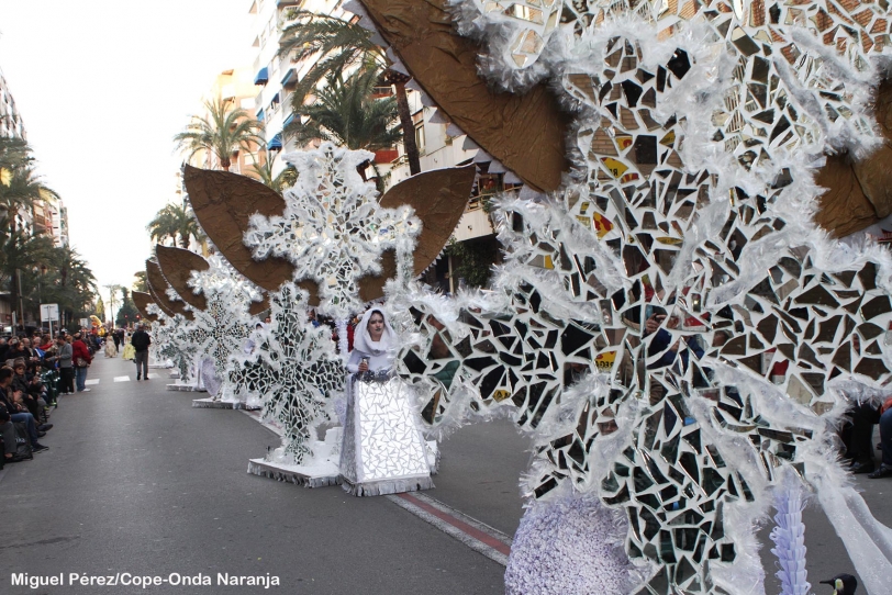 La cabalgata infantil de las Fallas de Gandia reúne a medio millar de niños