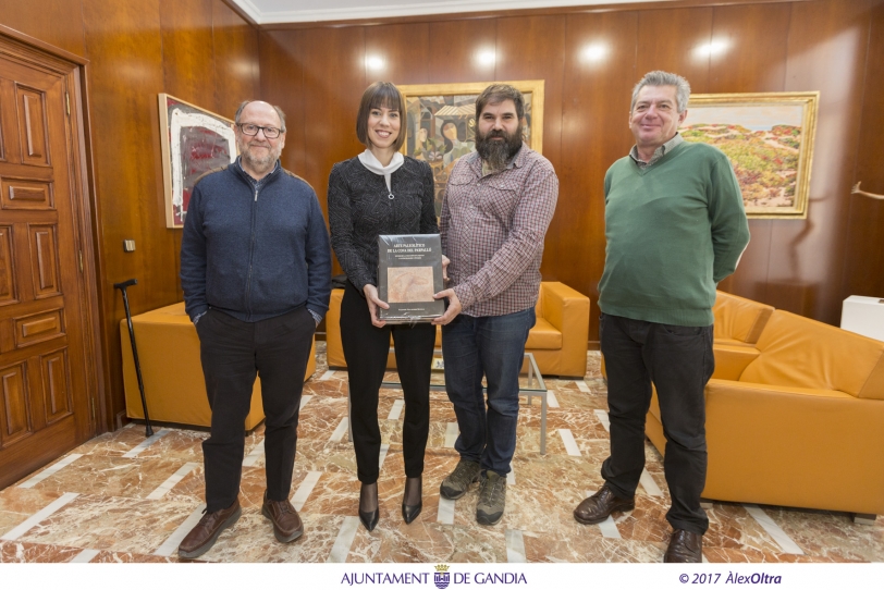 El arqueólogo Valentin Villaverde visita el Ayuntamiento de Gandia