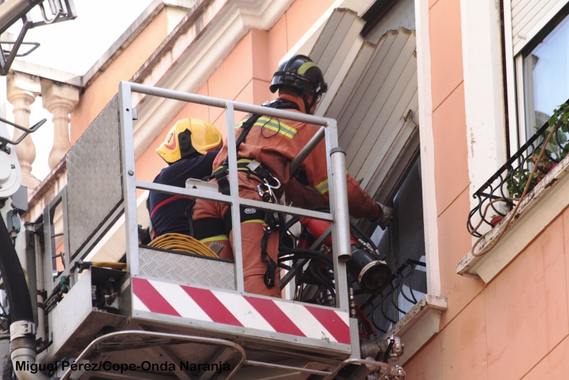 El desprendimiento de una persiana obliga al corte de la calle San Vicent