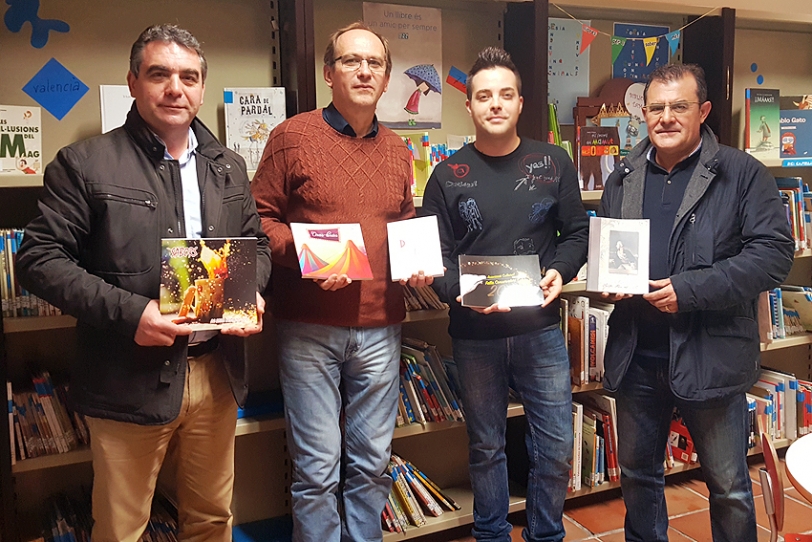 La Federació de Falles de Oliva entrega els llibrets fallers a la Biblioteca