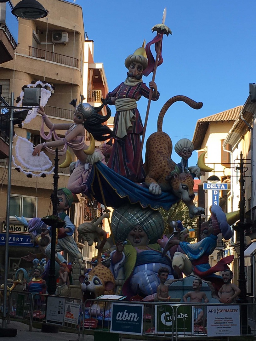 Vila Nova hace doblete y gana los premios de las fallas de Gandia