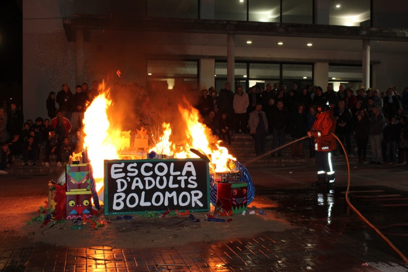 Tavernes quema la Falla de la Escuela de Adultos del Bolomor