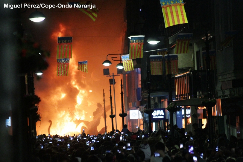 A la una de la madrugada Gandia dice adiós a las Fallas de la Unesco