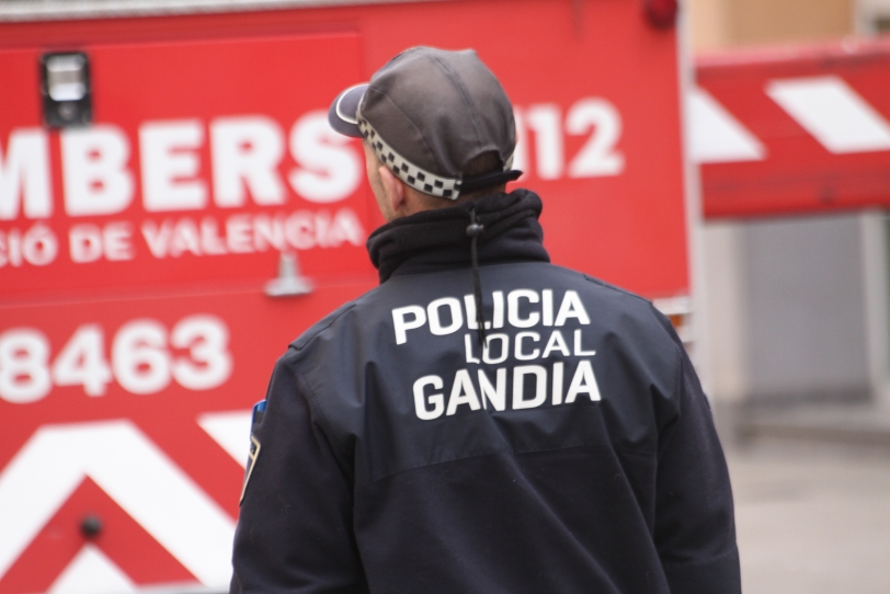 Una persona se precipita desde el puente de hierro al río Serpis