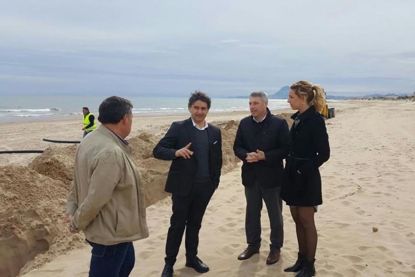 Turismo inicia la recuperación de las playas de Oliva para Semana Santa