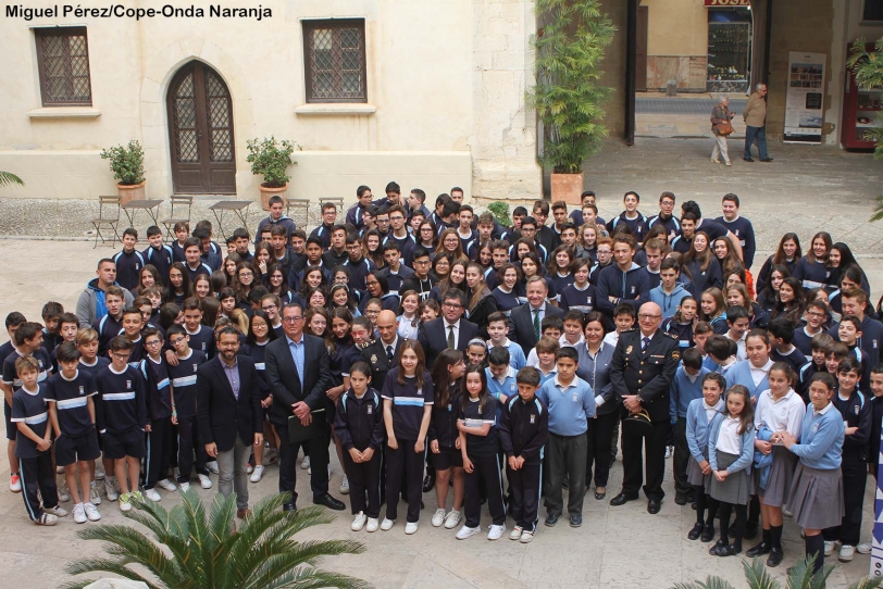 La Policía charla con estudiantes sobre el ciberbullying y acoso en Gandia