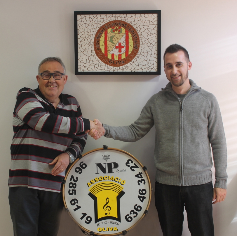 Els Moros i Cristians de Oliva renuevan su contrato con la banda oficial