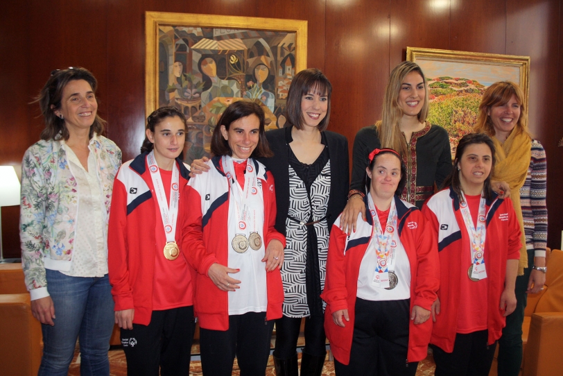 Las deportistas de la Asociación Espurna visitan a la alcaldesa de Gandia