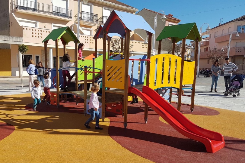 Almoines reabre la plaza Joaquim Deusa con actividades infantiles
