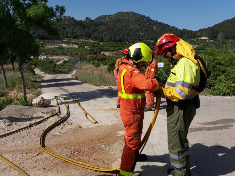 Un incendio forestal en Ador arrasa un millar de metros junto a MonteCorona