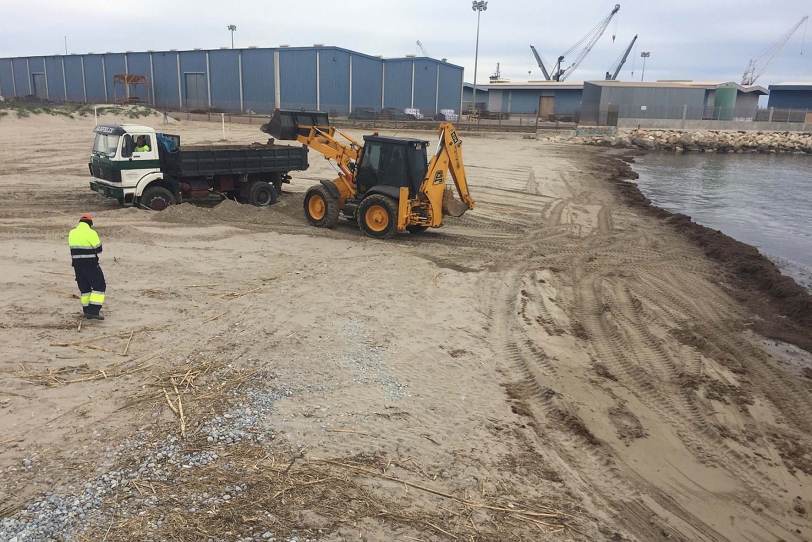 La Autoridad Portuaria de València limpia la playa de Venècia en Gandia