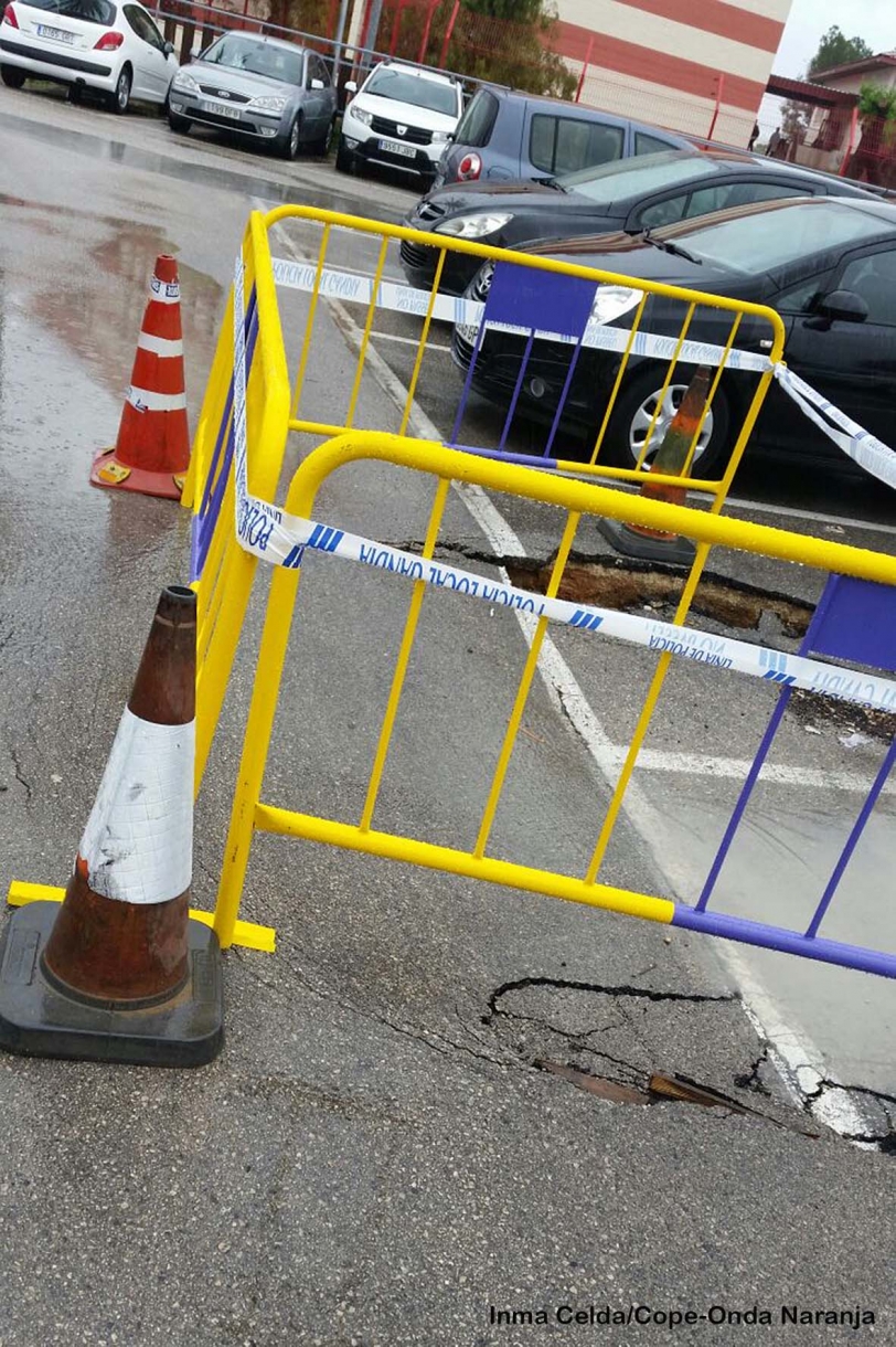 La lluvia provoca un socavón en el aparcamiento de Les Ànimes en Gandia