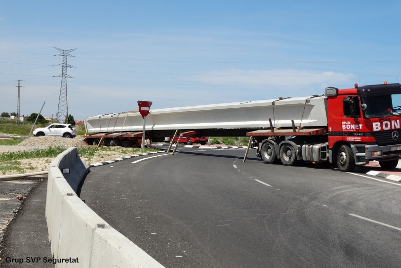 Un camión articulado provoca el corte de la carretera de Daimús-La Vital