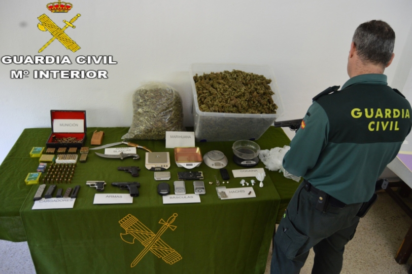Detenidos 3 hombres con cuatro armas y 9 kilos de marihuana en Oliva