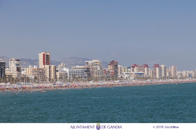 La Safor recibe 12 banderas azules por la calidad de las aguas de sus playas