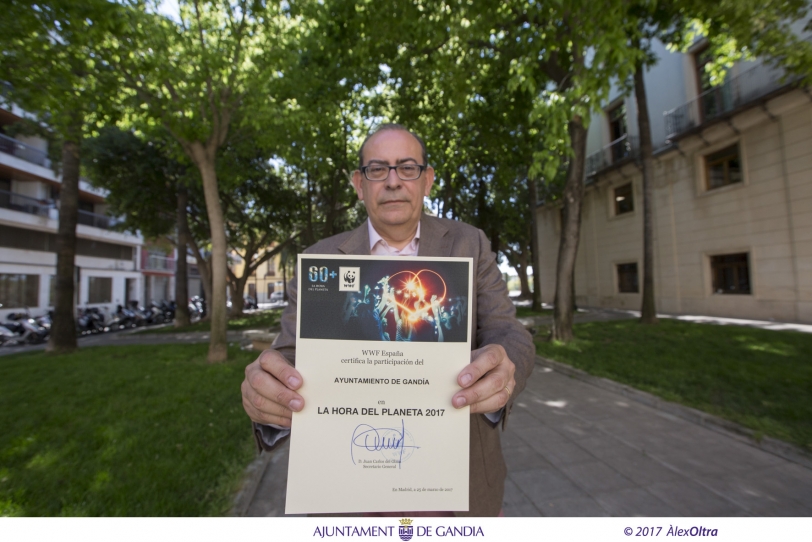 Gandia recibe un diploma por la participación en la hora del Planeta 2017