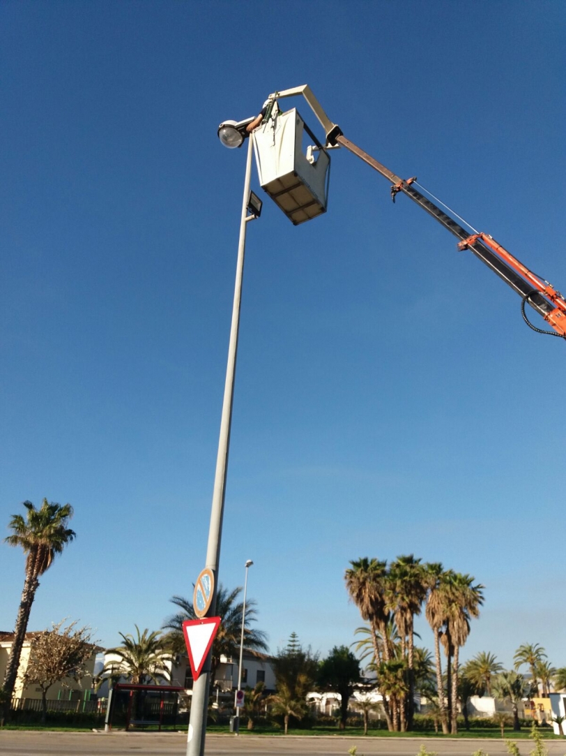Oliva renueva la iluminación de la carretera a la playa
