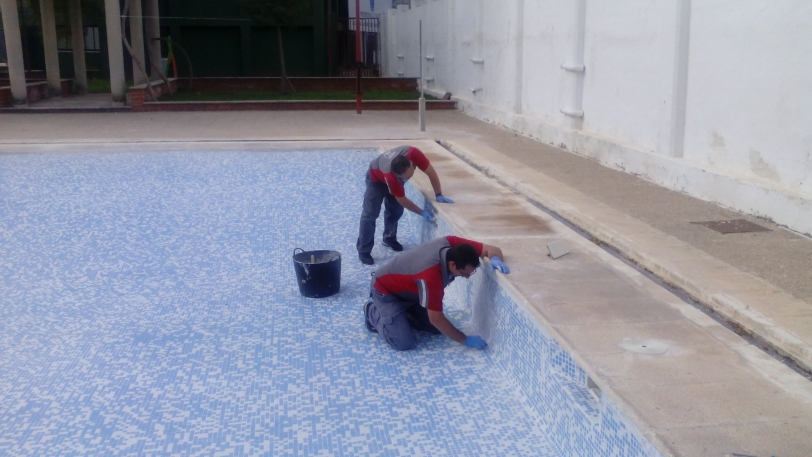 Tavernes prepara la piscina municipal de cara a la temporada estival