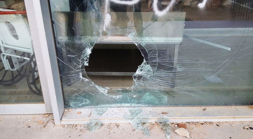 Unos vándalos causan desperfectos en la piscina de Tavernes de la Valldigna