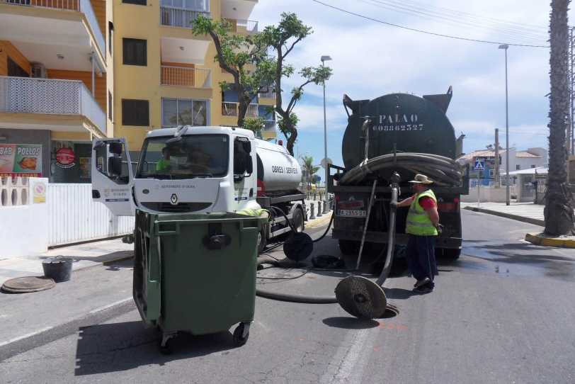 Comienza la limpieza de los colectores de agua residual en la playa de Oliva